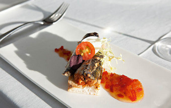 Duo de sardinhas com chutney de pimento verde e alperce