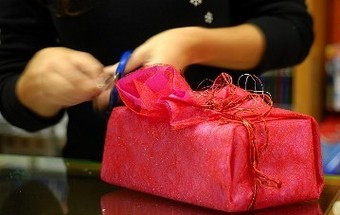 E se pagar pelos embrulhos de Natal ajudasse causas sociais?