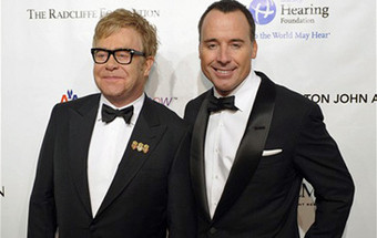 Elton John já é pai