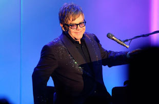 Elton John: 'Tenho sorte em estar vivo' depois de apendicite