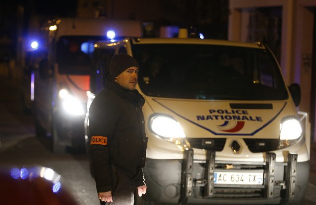 Encontrado cinto de explosivos em caixote do lixo em Paris