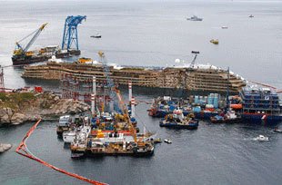 Encontrados ossos humanos junto ao Costa Concórdia 35