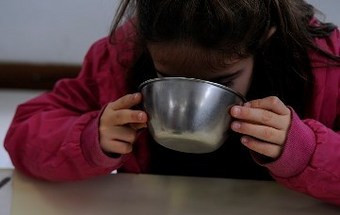 Escola entrega refeições que sobram a alunos carenciados