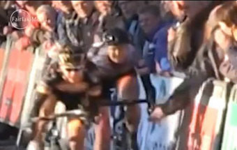 Espectador provoca acidente grave a ciclista australiana
