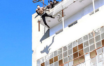 Estado Islâmico atira mais um homem de prédio por ser homossexual