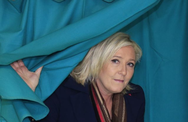 Extrema-direita derrotada em França