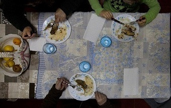 Famílias dependentes da ajuda de avós e mulheres
