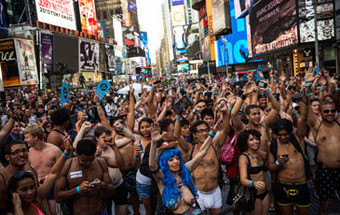 Festa em Times Square para bater recorde de roupa interior 16