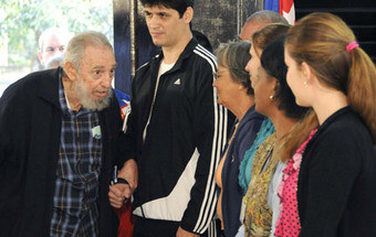 Fidel Castro reaparece em público para votar nas legislativas