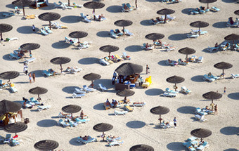 Fotógrafo especializa-se a captar imagens aéreas de praias e piscinas 22