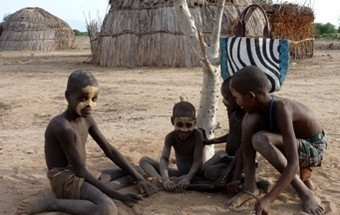 FOTOS: Pinturas corporais da Etiópia inspiram coleção de 'moda ética' 10