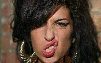 Fundação Amy Winehouse promove programa escolar contra às drogas