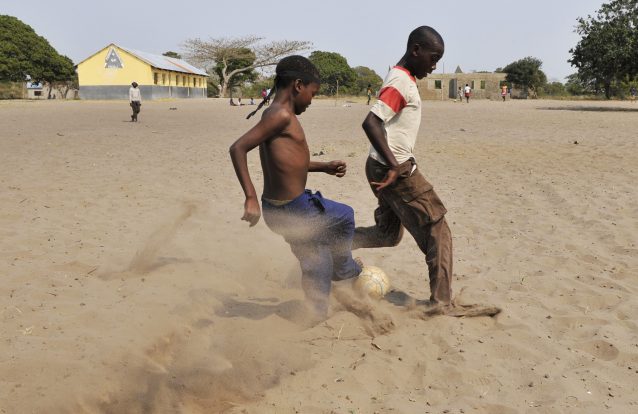 Fundação da UEFA apoia crianças de rua de Luanda