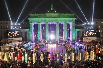 Galeria de fotos: Veja o muro de Berlim cair, mais uma vez, 20 anos depois