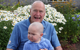 George H. W. Bush rapa cabelo em solidariedade com menino com cancro