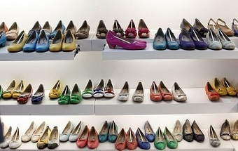 GNR entrega pares de sapatos apreendidos a loja social