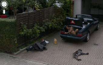 Google Street View apanha homem nu na mala de um carro