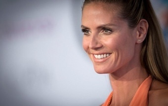 Heidi Klum cozinha refeições para famílias em dificuldades