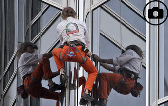 "Homem-aranha" escala edifício mais alto do mundo