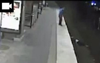 Homem cai na linha de metro e é abandonado por outro que o rouba