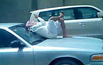 Homem filmado a enviar sms no capot de um carro a 90 km/h