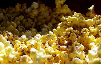 Homem morto a tiro por fazer muito barulho a comer pipocas no cinema