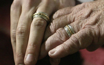 Homem não perdoa traição antiga e pede divórcio aos 99 anos