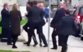 Homem quase choca com David Cameron e põe segurança em alvoroço