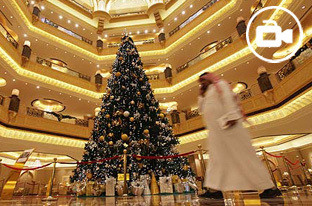 Hotel de luxo em Abu Dhabi mostra árvore de Natal mais cara do mundo