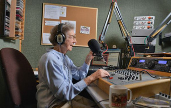 Idosa torna-se DJ em rádio britânica aos 91 anos