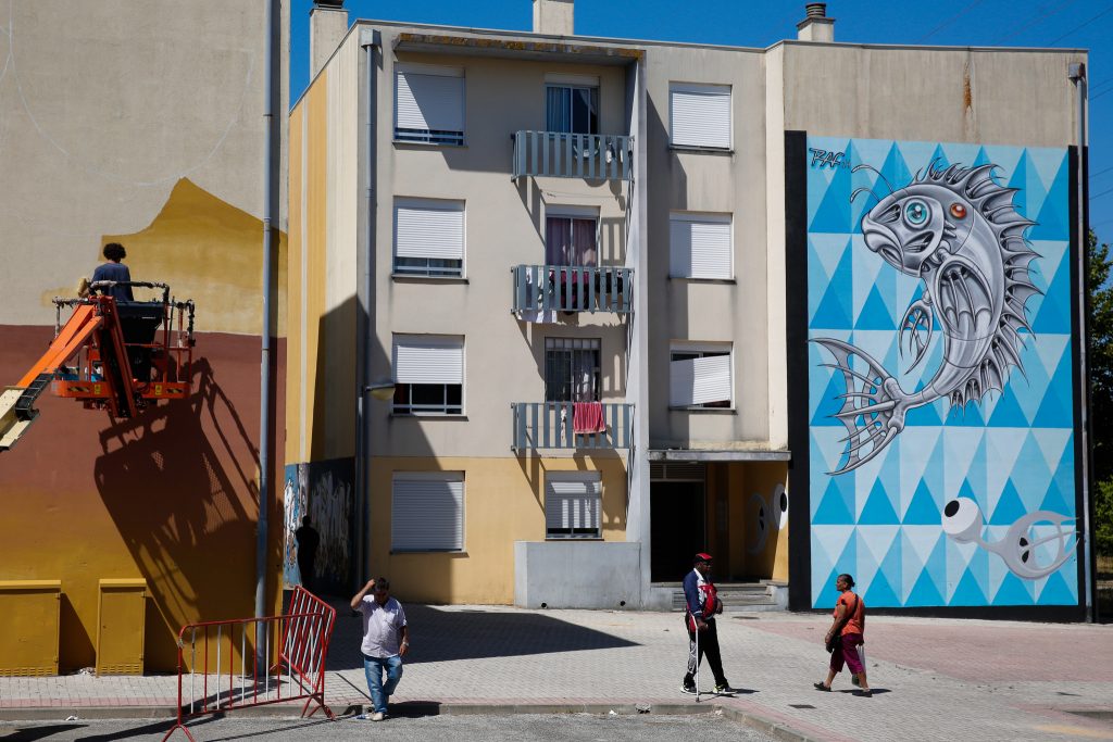 Idosos do Seixal rendem-se à arte urbana