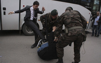 Imagem de assessor a dar pontapés a manifestante agrava tensão na Turquia
