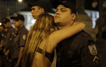 Imagem de manifestante a abraçar polícia marca mais uma noite de protestos