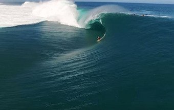 Imagens de drone mostram a onda mais perigosa do mundo como nunca se viu