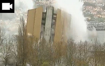 Incendiadas retroescavadoras que removiam destroços da torre demolida