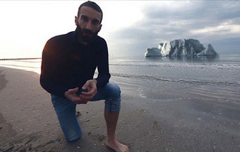 Italiano vai viver num icebergue até que este derreta