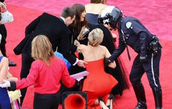 Jennifer Lawrence tropeça outra vez e "cai" na Internet