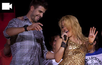 Jogadores do Barcelona sobem ao palco para dançar com Shakira