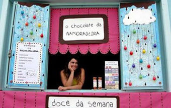 Jovem brasileira vende doces através da janela do seu quarto