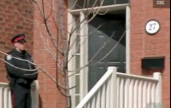 Jovem vê namorada ser atacada em direto, via webcam