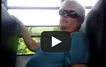 Jovens em ataque de bullying com idosa Karen Klein em autocarro escolar