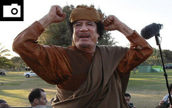 Kadhafi afirma que continua "no terreno" e que quer morrer como mártir