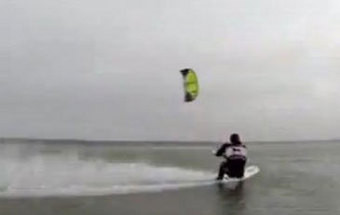Kite surfer desafia o Furacão Sandy
