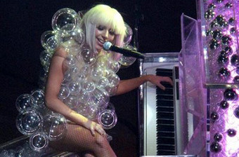 Lady Gaga proíbe bailarinos de ter sexo