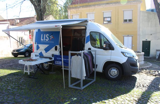 Loja sobre rodas apoia população carenciada
