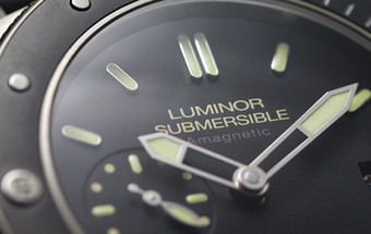 Luminor Submersible 1950 Amagnetic 3 Days Automatic Titanio: indestrutível