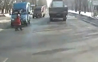 Mãe e filha sobrevivem por milímetros a atropelamento na Rússia