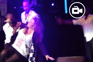 Mariah Carey dá trambolhão grávida durante concerto em Singapura