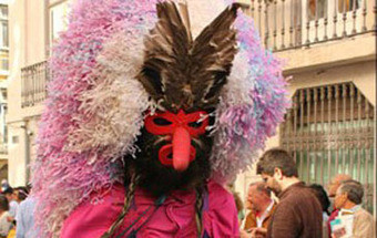Mascarados portugueses e espanhóis invadiram Rua do Ouro 13