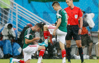 México vence Camarões e iguala Brasil